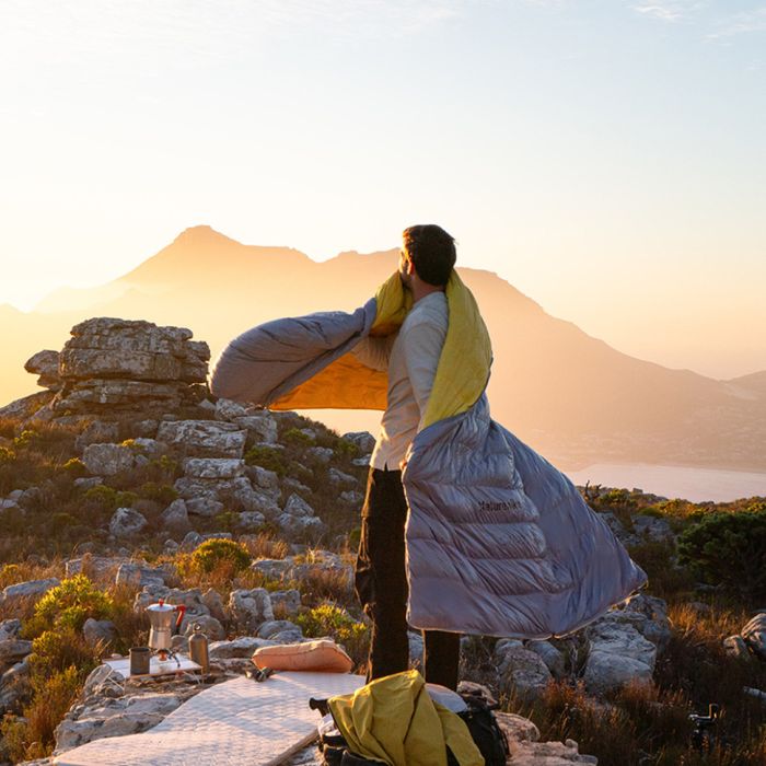 Спальник з натуральним пухом Naturehike CW700 CNK2450WS048, p-р M, жовто-сірий